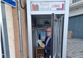 El alcalde José Antonio Gómez, en el interior de la cabina-biblioteca.