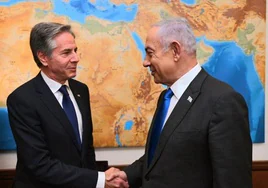 El primer ministro israelí, Benjamín Netanyahu, saluda al secretario de Estado de EE UU, Antony Blinken, durante una reunión este miércoles en Jerusalén.