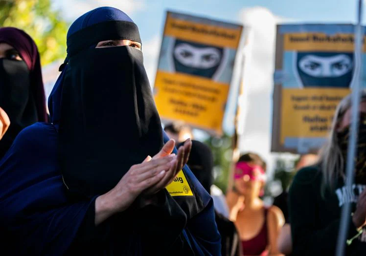 丹麦反对面纱禁令的示威活动。