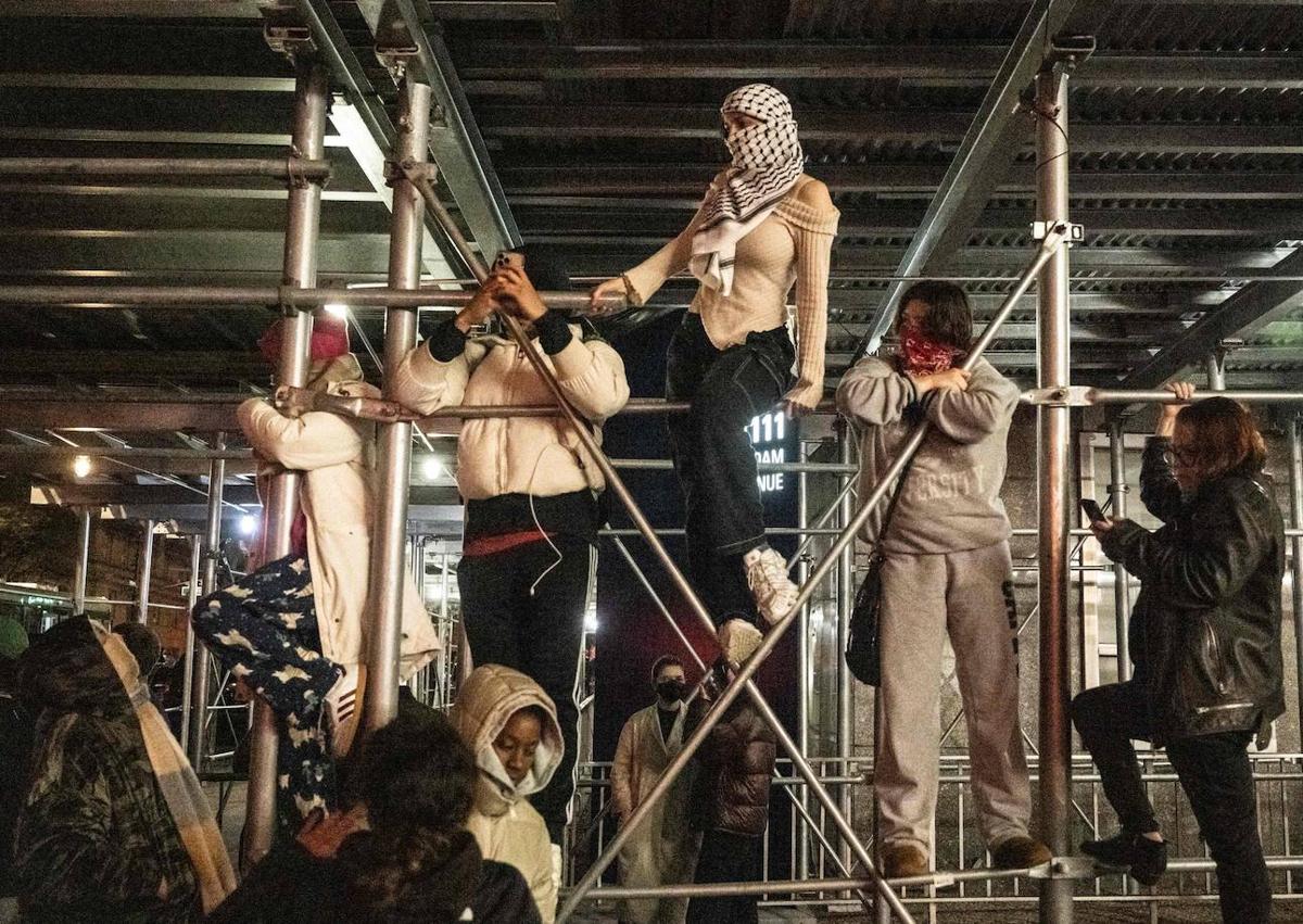 Imagen secundaria 1 - La policía de Nueva York desocupa por la fuerza a manifestantes propalestinos de la Universidad de Columbia