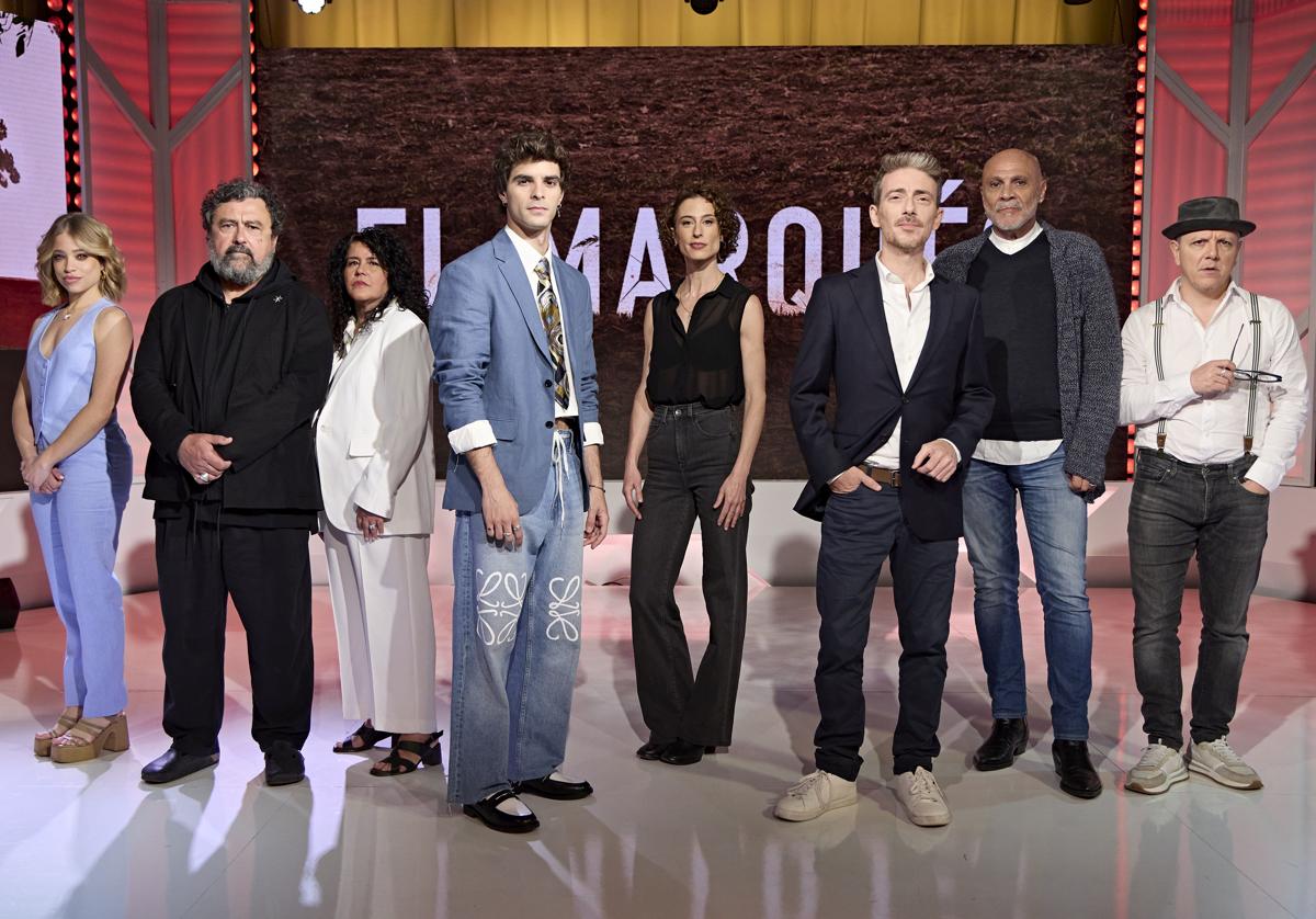 El reparto de 'El marqués' posa durante la presentación de la serie.