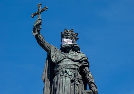 Estatua de don Pelayo en Gijón con mascarilla durante la pandemia.