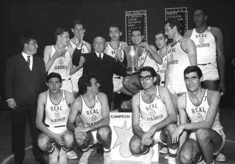 El equipo de baloncesto del Real Madrid celebra en 1965 su segundo título de campeón de Europa