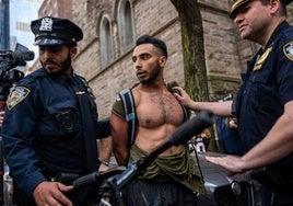 Un detenido en la Universidad de Nueva York.