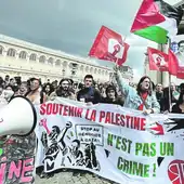 Un grupo de estudiantes se manifiesta en el campus de la Universidad de La Sorbona.
