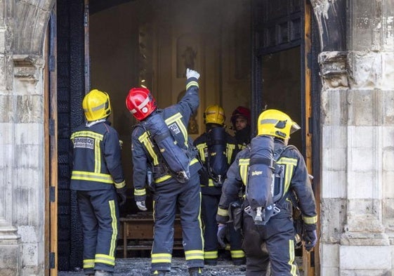Los bomberos actúan en la puerta principal de la iglesia del convento de las Concepcionistas de Cuenca.