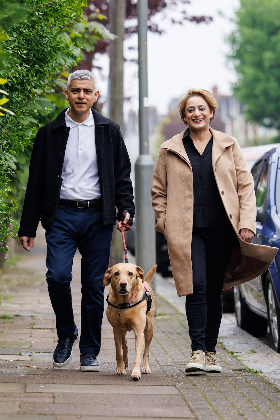 El alcalde de Londres, Sadiq Khan, acude con su esposa, Saadiya, a votar.