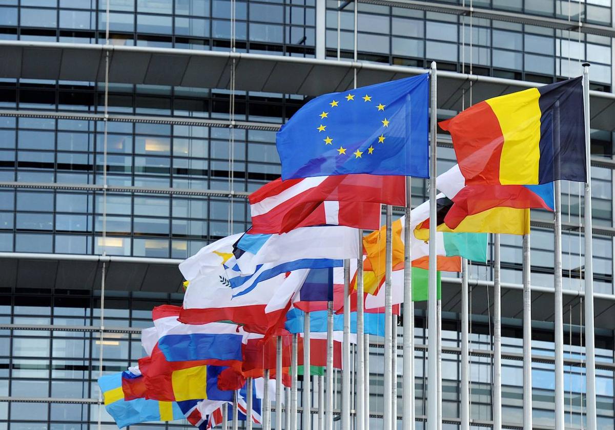 Banderas en la sede del Parlamento Europeo.