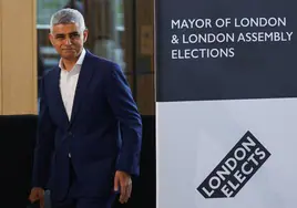 Sadiq Khan llega a la sala del Ayuntamiento de Londres donde este sábado ha anunciado el resultado electoral.