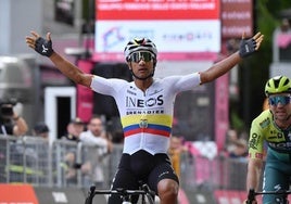 El ecuatoriano Jhonatan Narváez, primer lider del Giro.