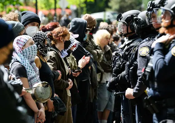 Un grupo de estudiantes dialoga con la Policía durante una protesta propalestina celebrada en la Universidad de Oregón.