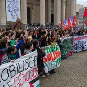 Decenas de estudiantes se manifiestan en la plaza del Panteón, en París, contra la guerra en Gaza.