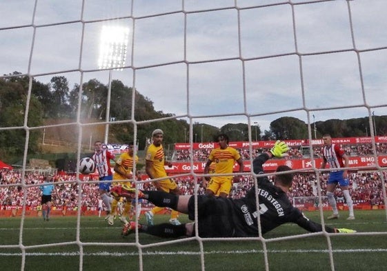 La defensa del Barcelona en el tercer gol de Miguel Gutierrez