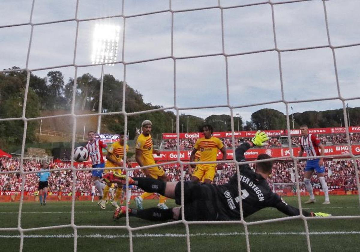 La defensa del Barcelona en el tercer gol de Miguel Gutierrez