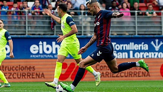 El Eibar arrasa al Amorebieta en el derbi