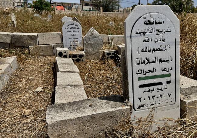 En el cementerio de Ramtha, en la frontera jordana con Siria, hay enterrados guerrilleros de este último país que murieron en su guerra civil.