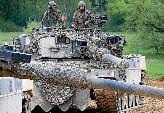 Maniobras de una unidad militar suiza con tanques alemanes Leopard
