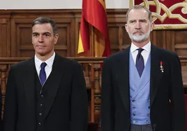 Felipe VI, acompañado por Pedro Sánchez, durante la ceremonia de entrega del Premio Cervantes 2023