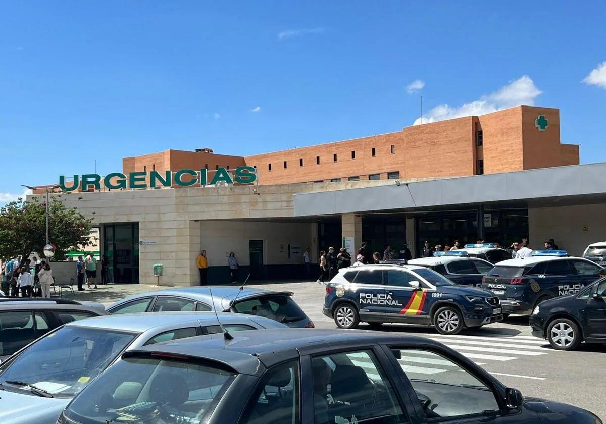 Policías en el hospital de Antequera este mediodía.