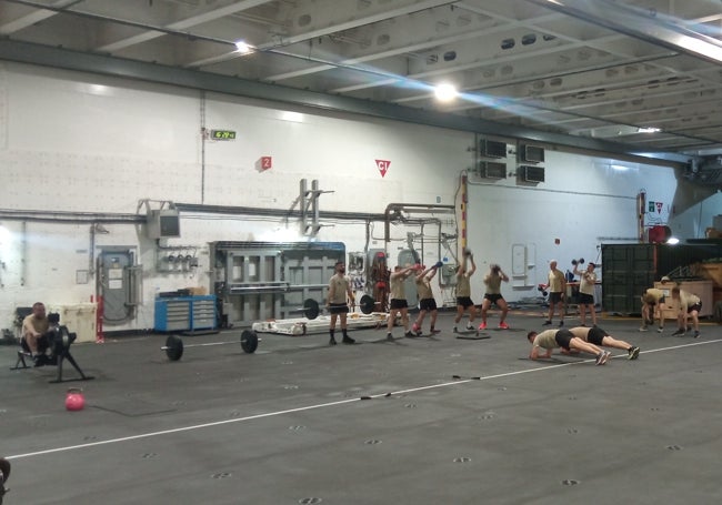 Entrenamiento de infantes de Marina en el hangar del buque.