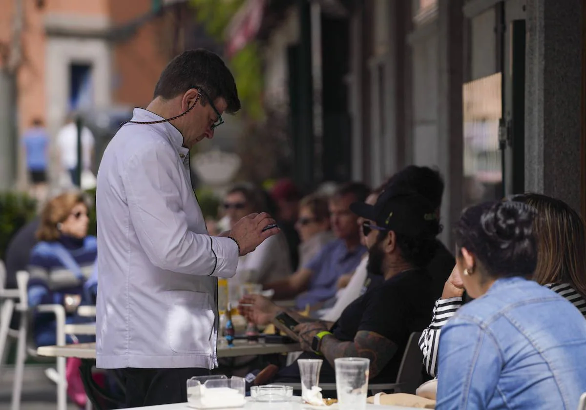 La hostelería es el sector que más empleo crea en abril.