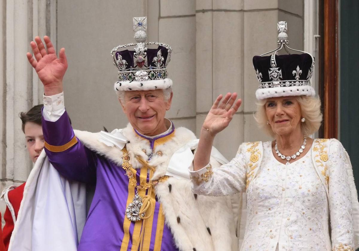 Carlos III y su esposa, Camila, saludan tras el acto de coronación en mayo de 2023.