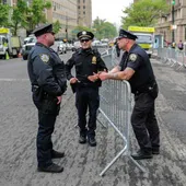 Agentes de la Policía de Nueva York montan vigilancia la entrada de la Universidad de Columbia.