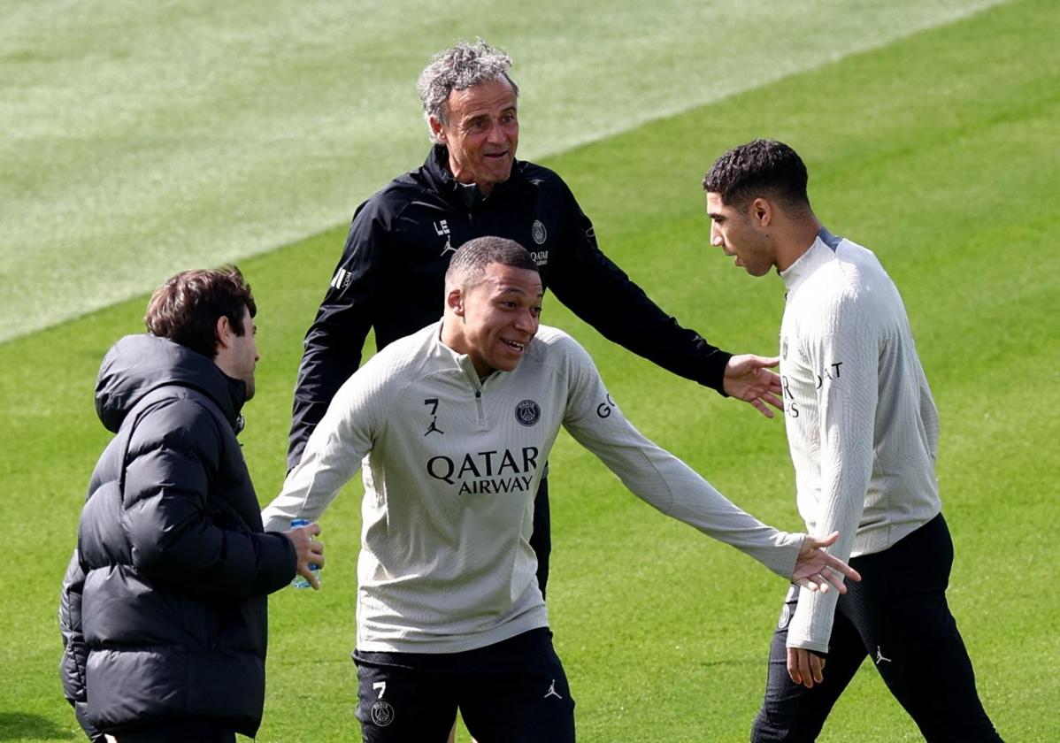 Luis Enrique y Mbappé (c), junto a Achraf durante un entrenamiento del PSG.