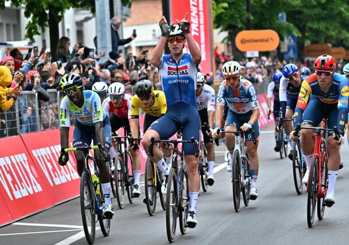 Tim Merlier celebra su triunfo en Fossano.