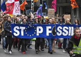 Activistas de la Rebelión de Extinción protestan por los subsidios a los fósiles durante las jornadas de puertas abiertas de las instituciones europeas en Bruselas.