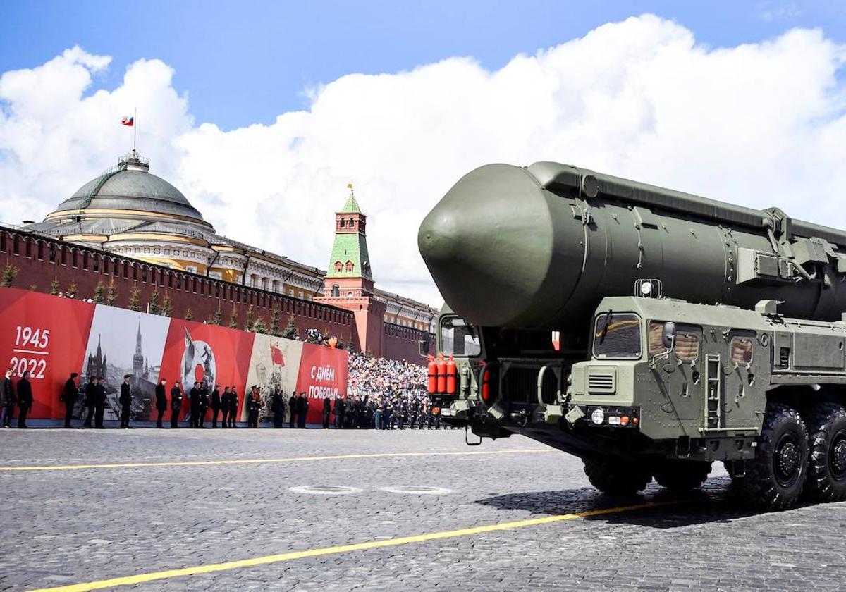 Un lanzador de misiles balísticos intercontinentales ruso Yars desfila por la Plaza Roja durante el Día de la Victoria de 2022.