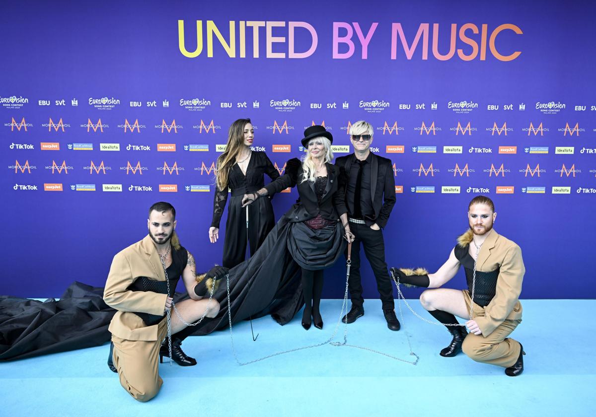 Nebulossa, junto a su cuerpo de baile, en la alfombra turquesa del certamen musical.