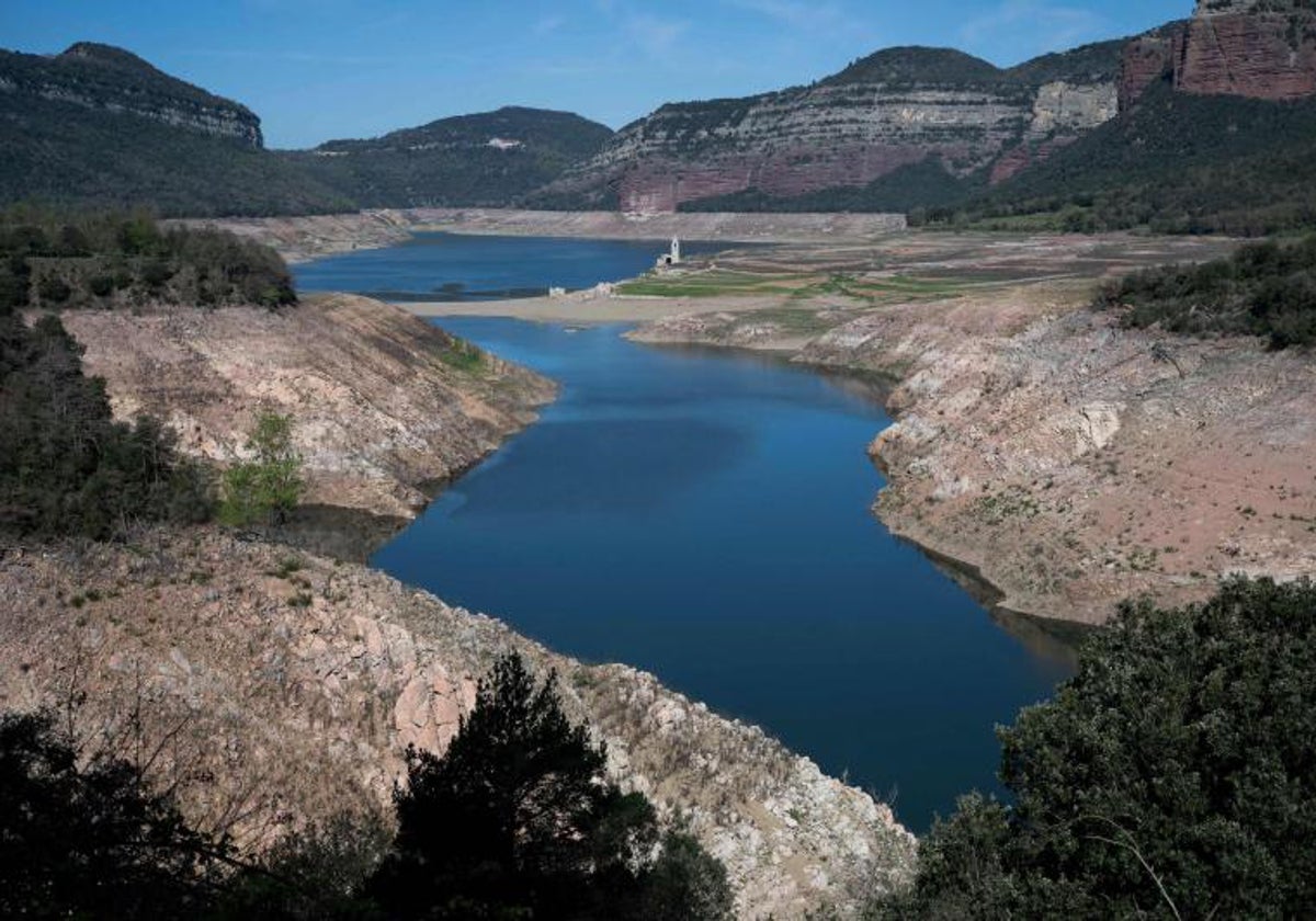 El pantano de Sau (Barcelona), que hace una semana estaba al 2,5% de su capacidad, ha aumentado hasta el 14% gracias a las últimas lluvias en Cataluña.