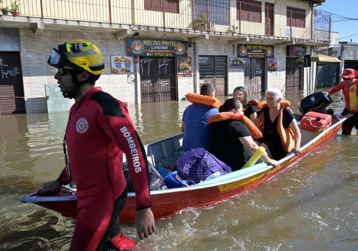 Vecinos de Porto Alegre, rescatados en lanchas debido a las inundaciones.