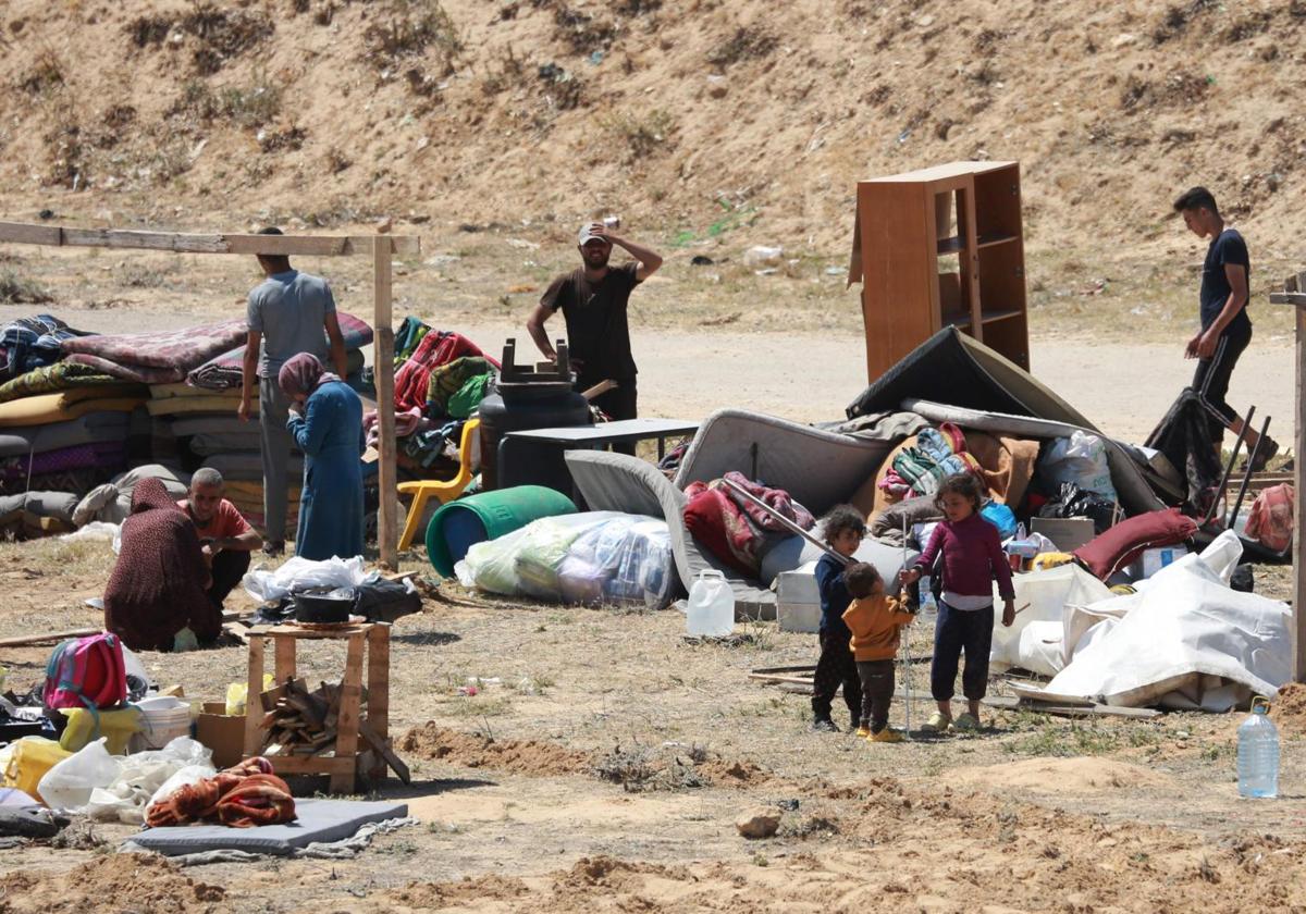 Palestinos desplazados instalan tiendas de campaña en una playa próxima a Deir el-Balah, en el centro de Gaza.