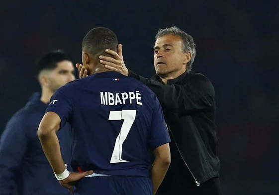 Luis Enrique trata de consolar a Mbappé tras la caída del PSG ante el Dortmund.