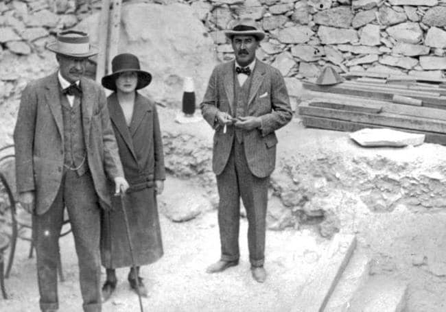 Howard Carter, a la derecha, junto con Lord Carnarvon y su esposa, en la tumba de Tutankamón.