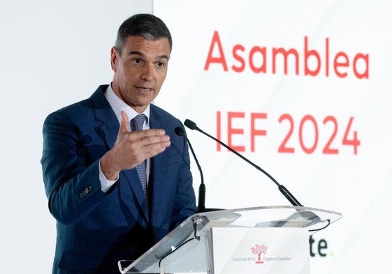 El presidente del Gobierno, Pedro Sánchez, en la clausura de la asamblea del IEF.