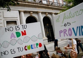 Dos pancartas contra el aborto