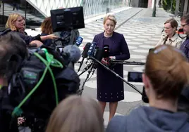 La ministra de Economía de la ciudad-estado de Berlín, Franziska Giffey, habla con los periodistas tras el ataque sufrido el martes.