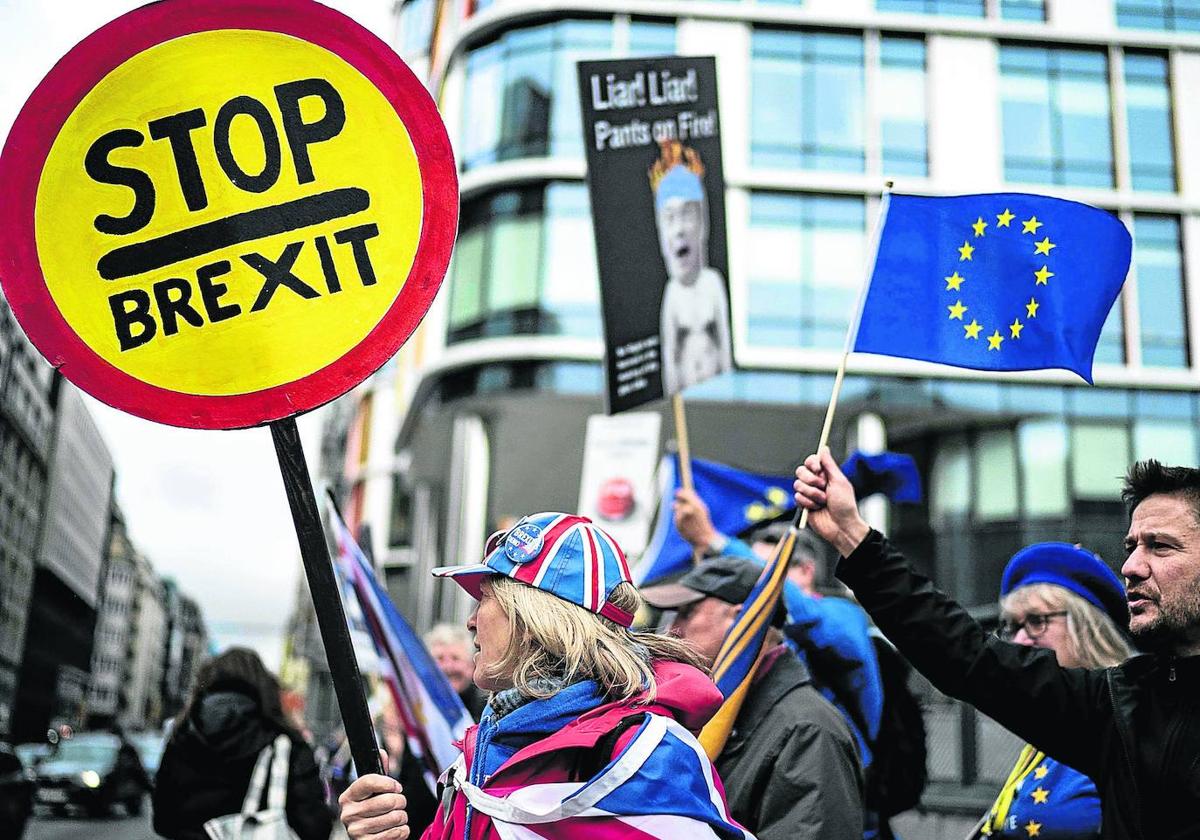 Imagen de archivo de una protesta en Londres de manifestantes contrarios al Brexit.