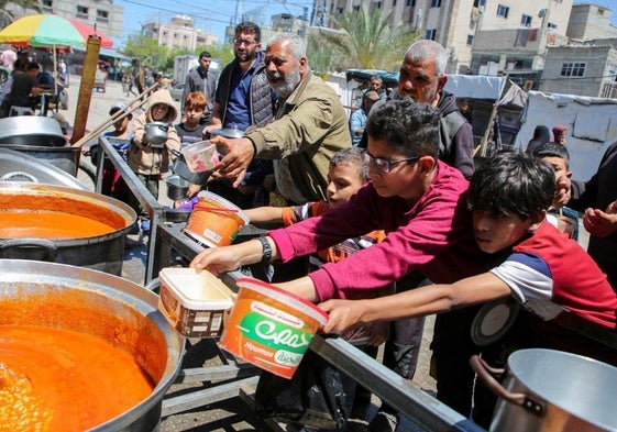 Ciudadanos de Gaza, entre ellos varios niños, en un reparto de comida.