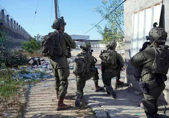 Soldados de Israel controlan el paso de Rafah, donde la ayuda humanitaria está retenida.