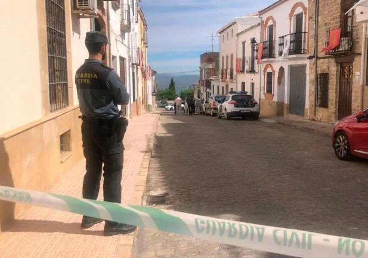 Cordón de la Guardia Civil en torno a la vivienda en la que se localizó el cadáver.