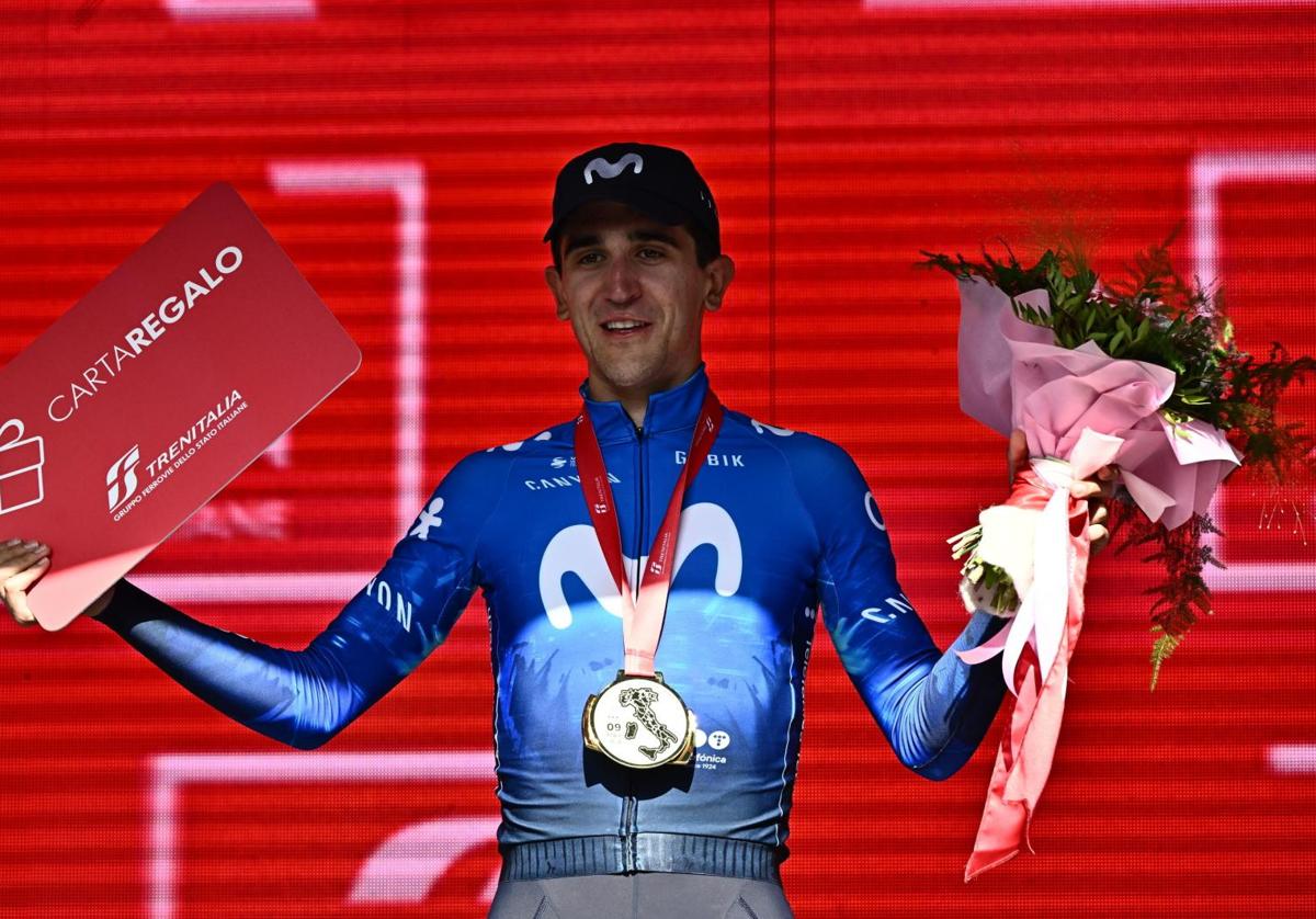 Pelayo Sánchez celebra su triunfo de etapa en el Giro.