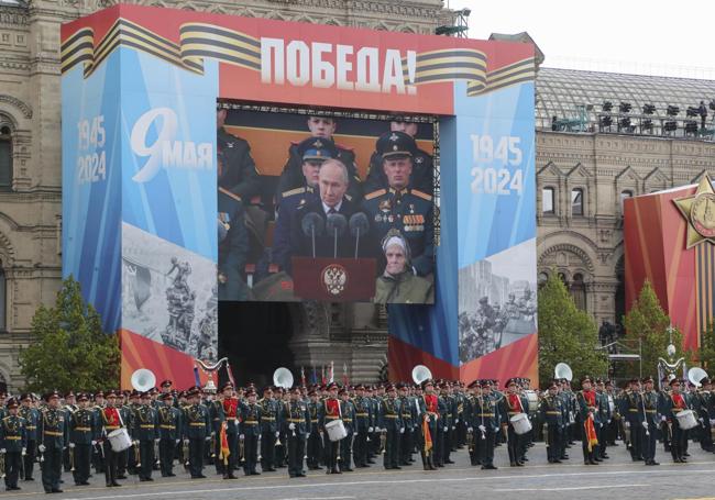 Miembros de las Fuerzas Armadas escuchan el discurso del jefe del Kremlin.