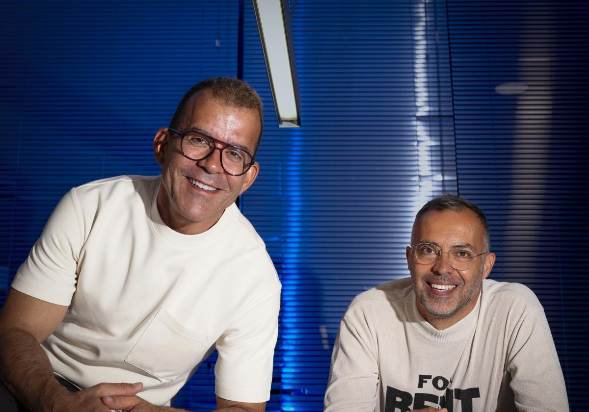 Óscar Conejo (derecha) y Adrián Madrid (izquierda) en las oficinas de Fabricantes Studio.