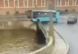 Al menos tres muertos tras caer un autobús al río desde el Puente de los Besos de San Petersburgo