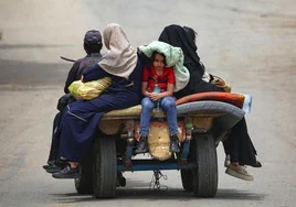 La desoladora imagen de una familia gazatí que vuelve a tener que buscar otro lugar donde refugiarse.