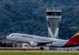 Un avión de Iberia en el aeropuerto de Bilbao.